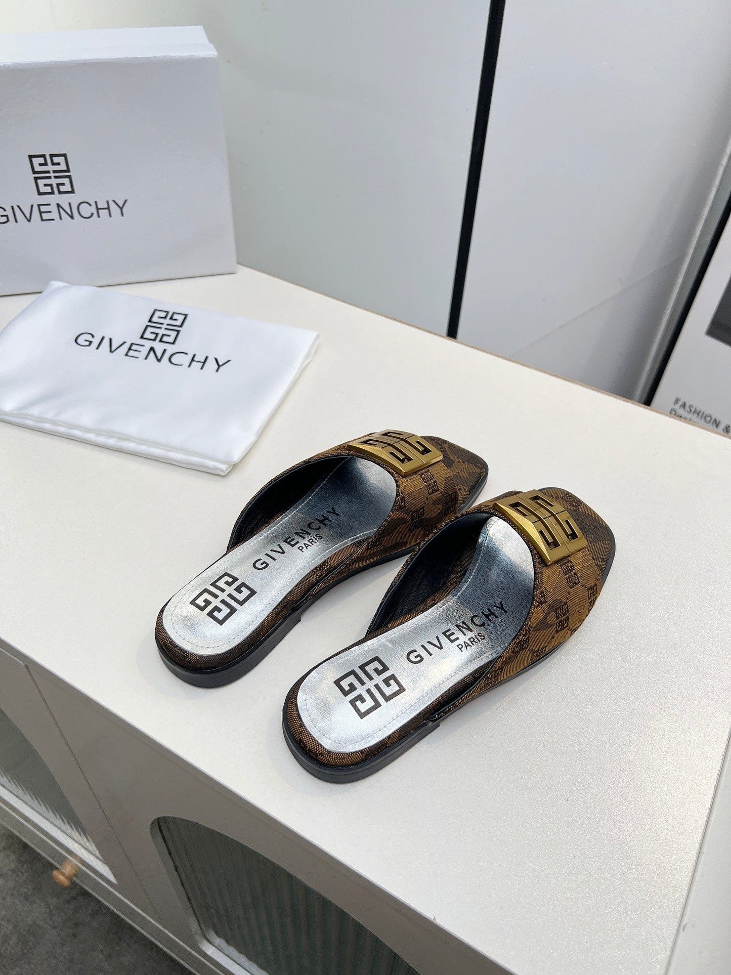 Women's flat sandals