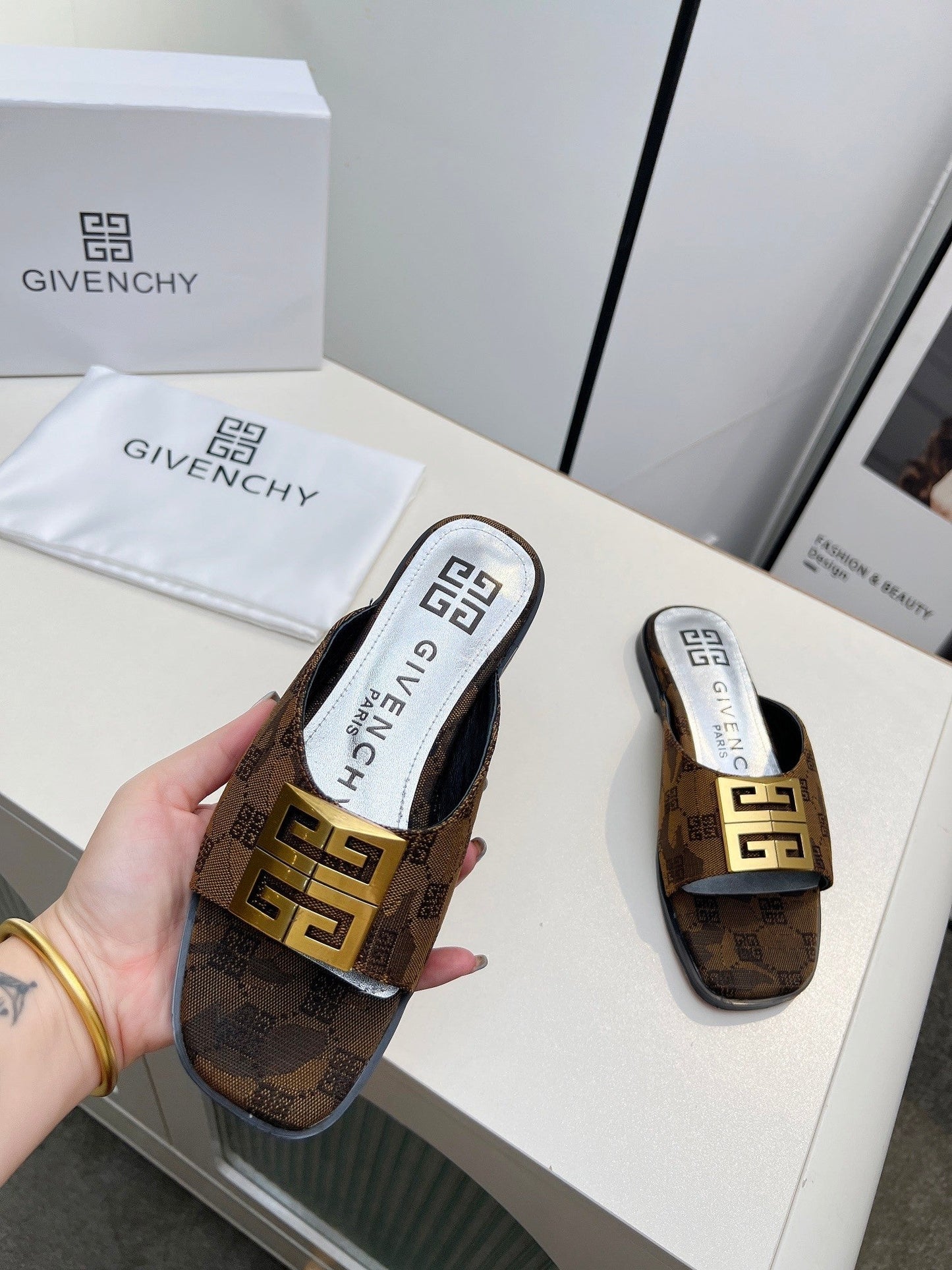 Women's flat sandals