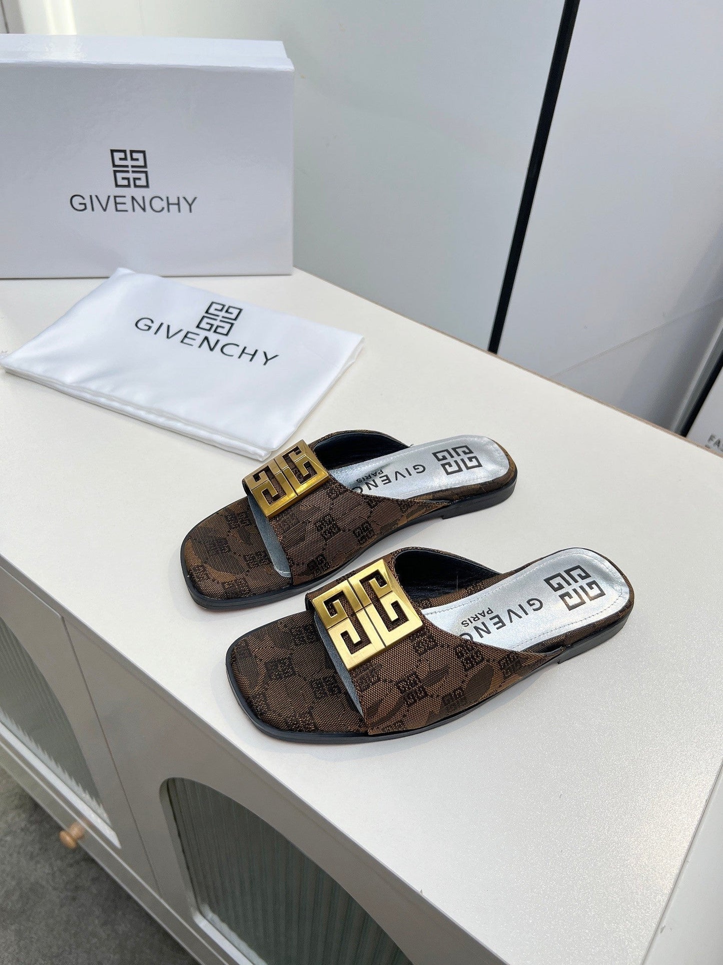 Women's flat sandals