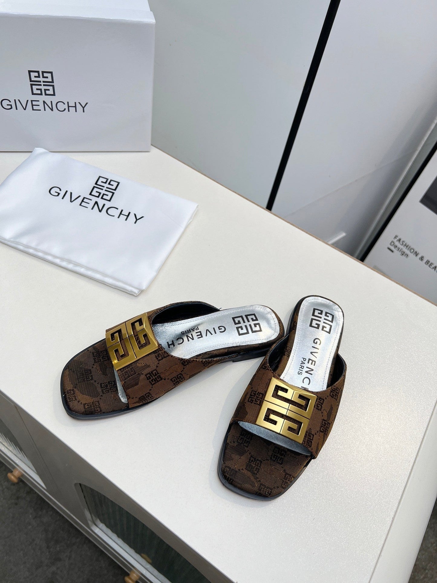 Women's flat sandals