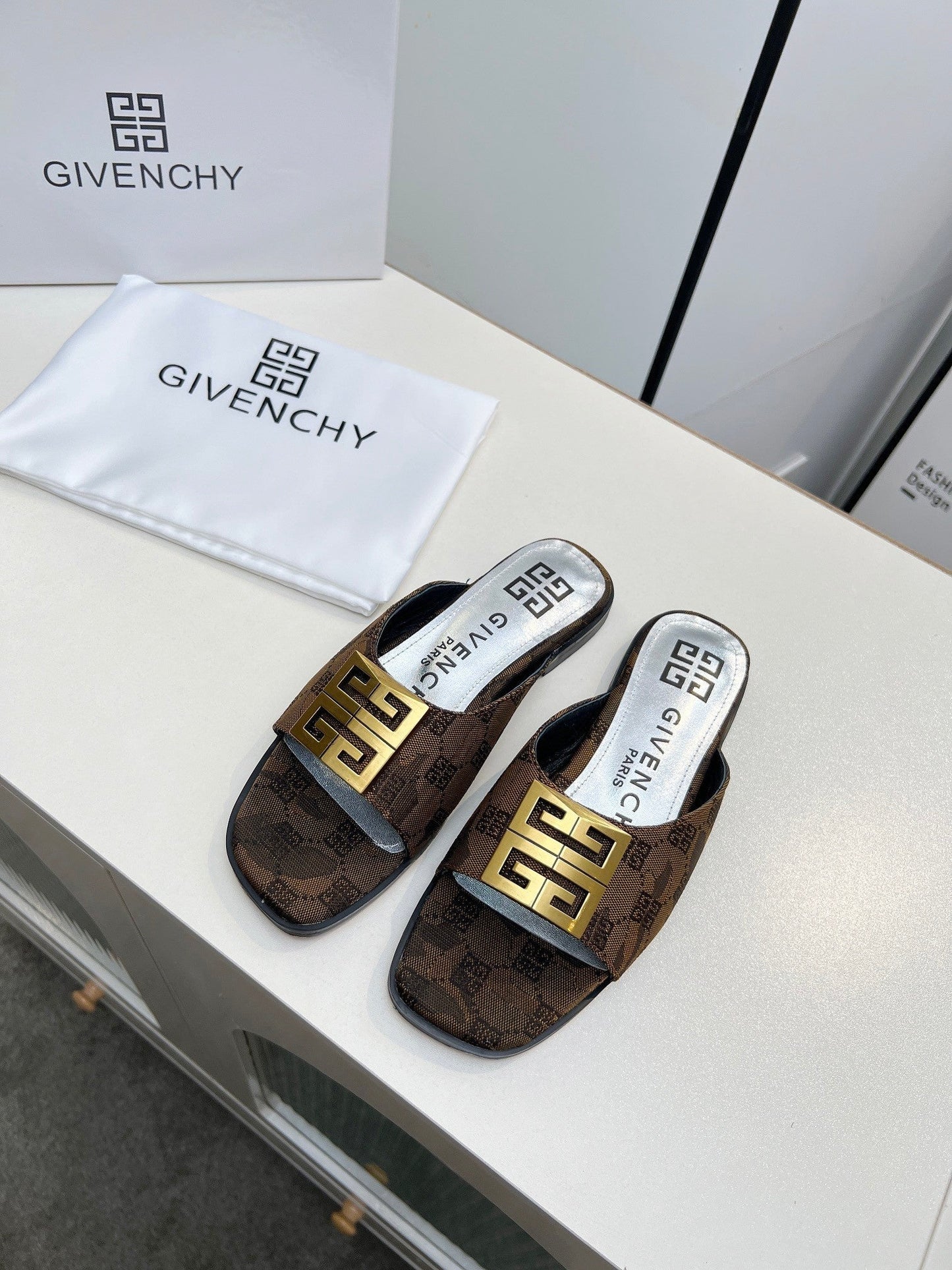 Women's flat sandals
