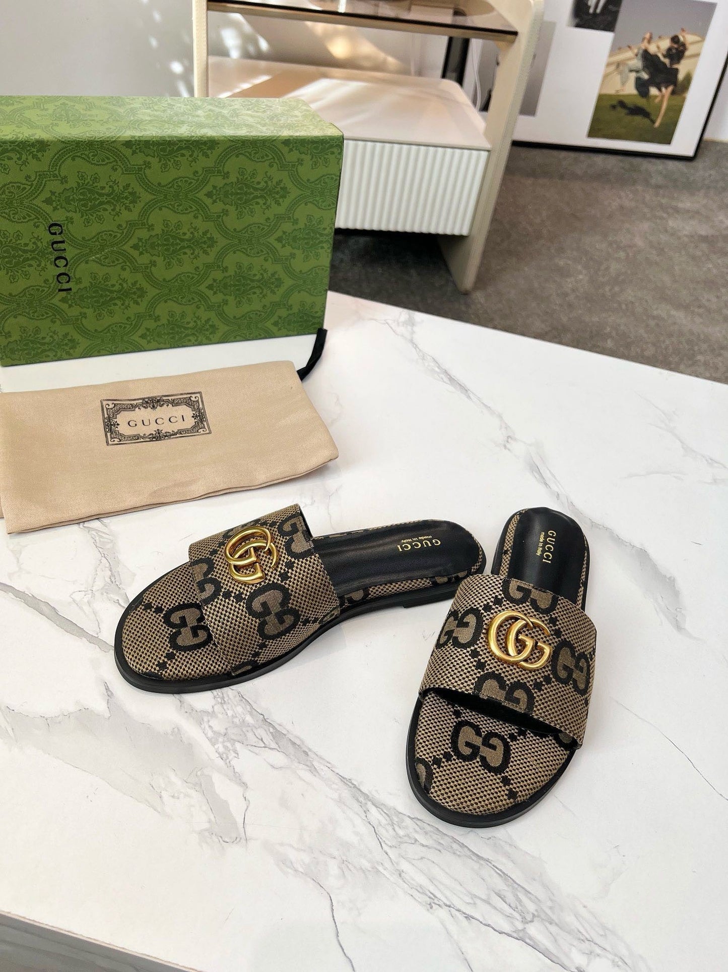 Women's flat sandals