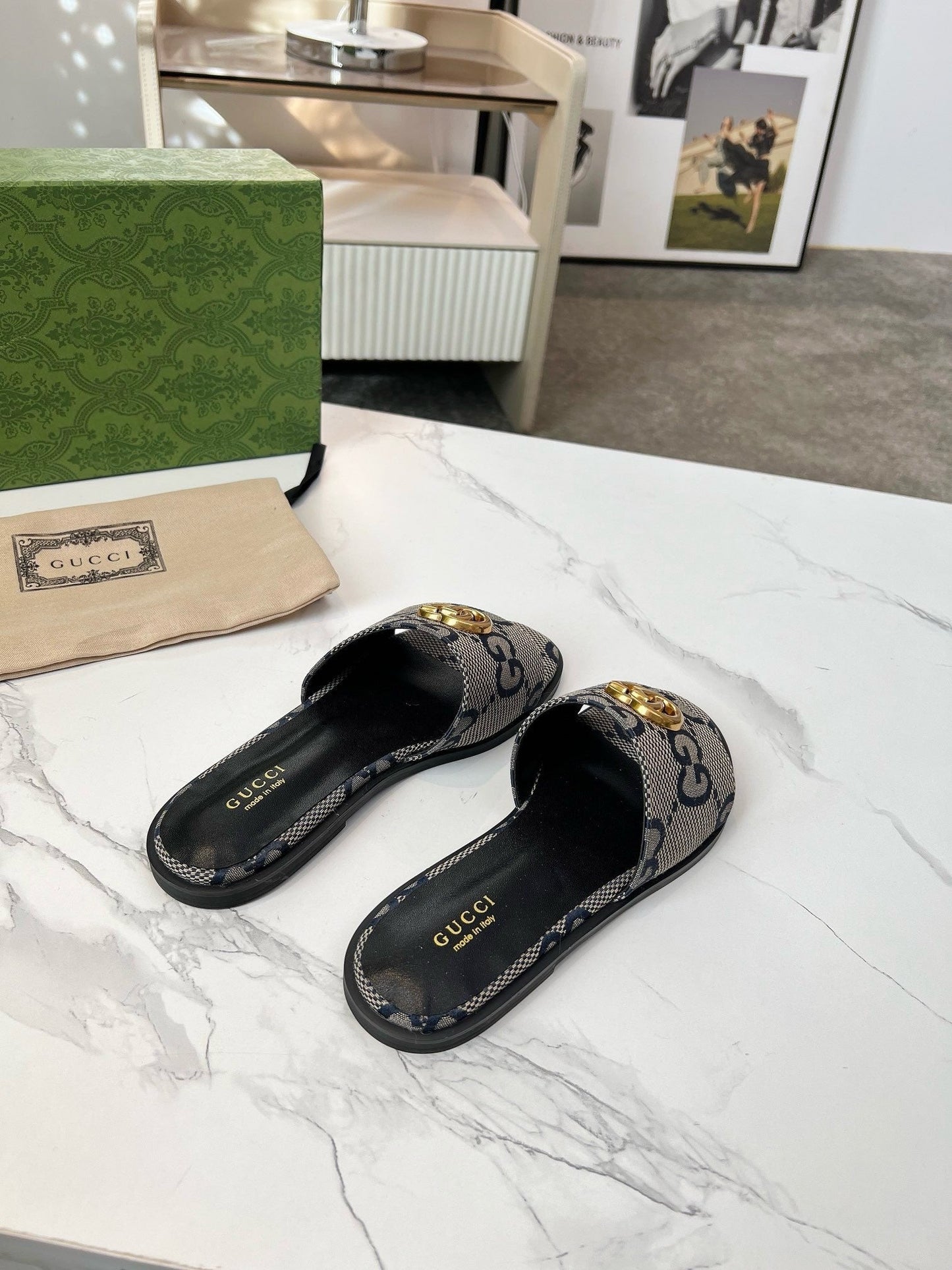 Women's flat sandals