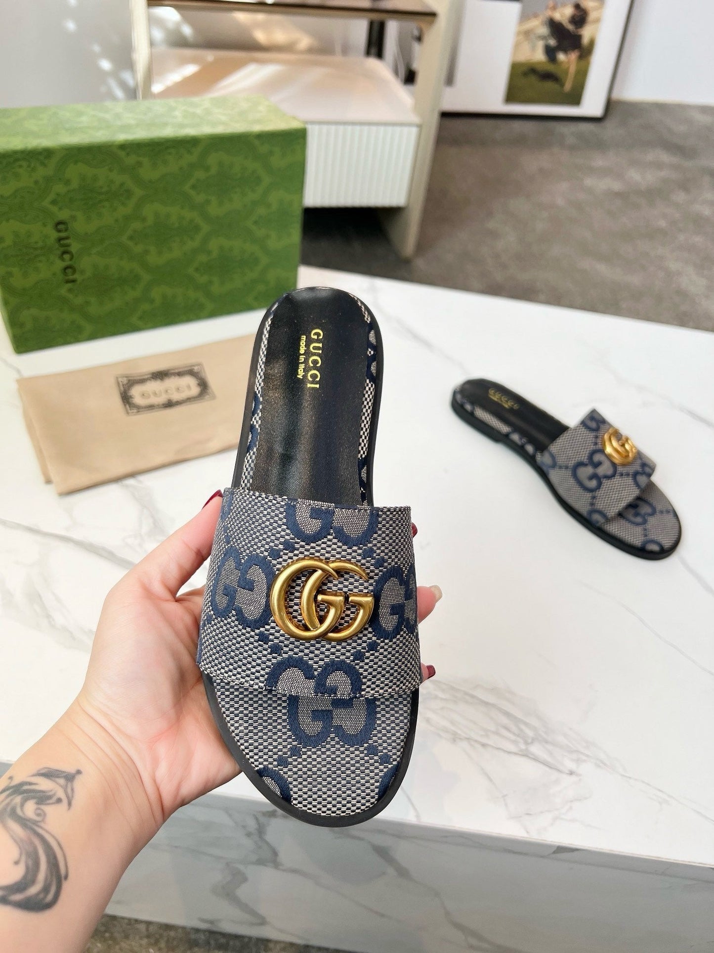 Women's flat sandals