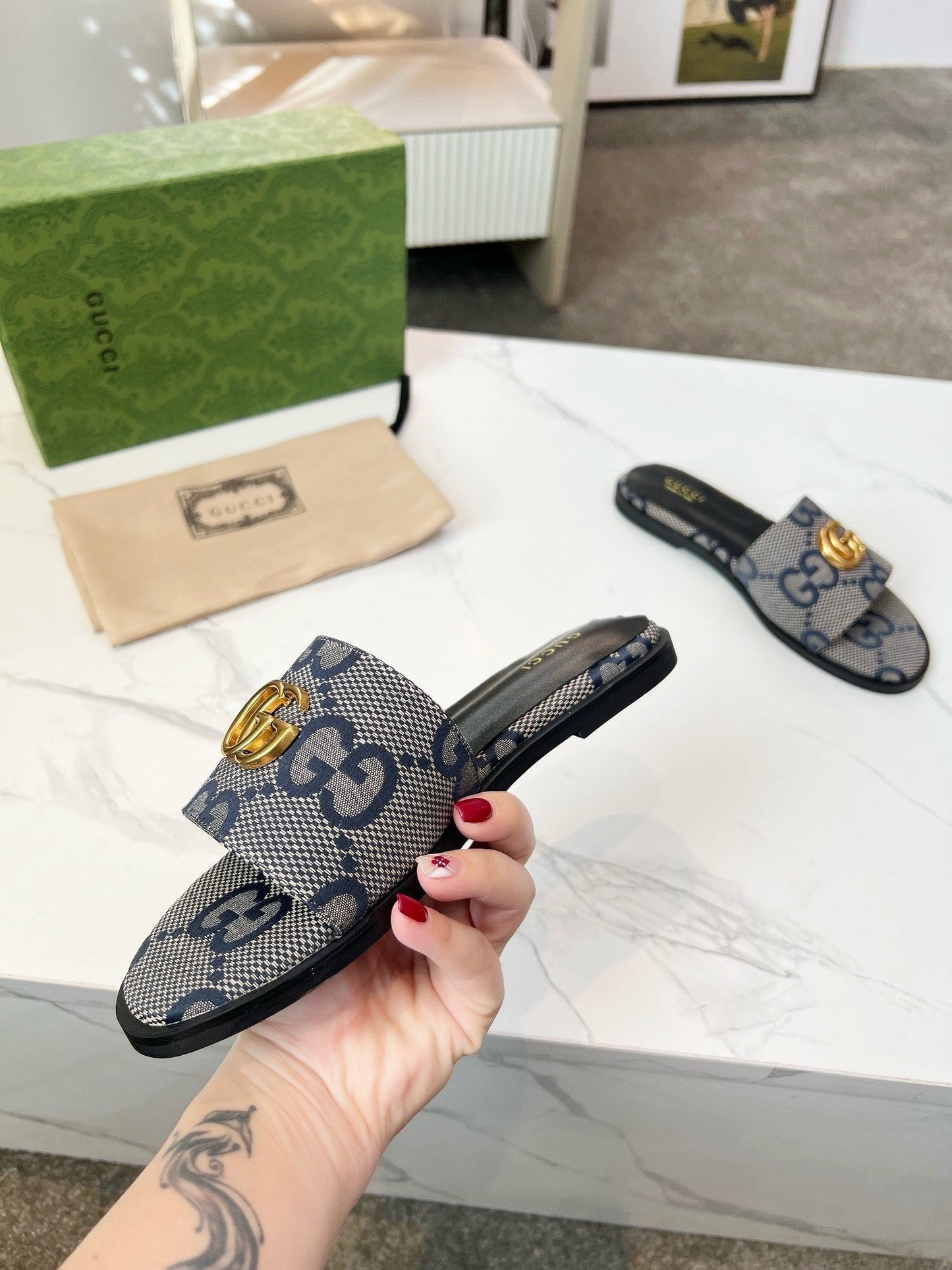 Women's flat sandals