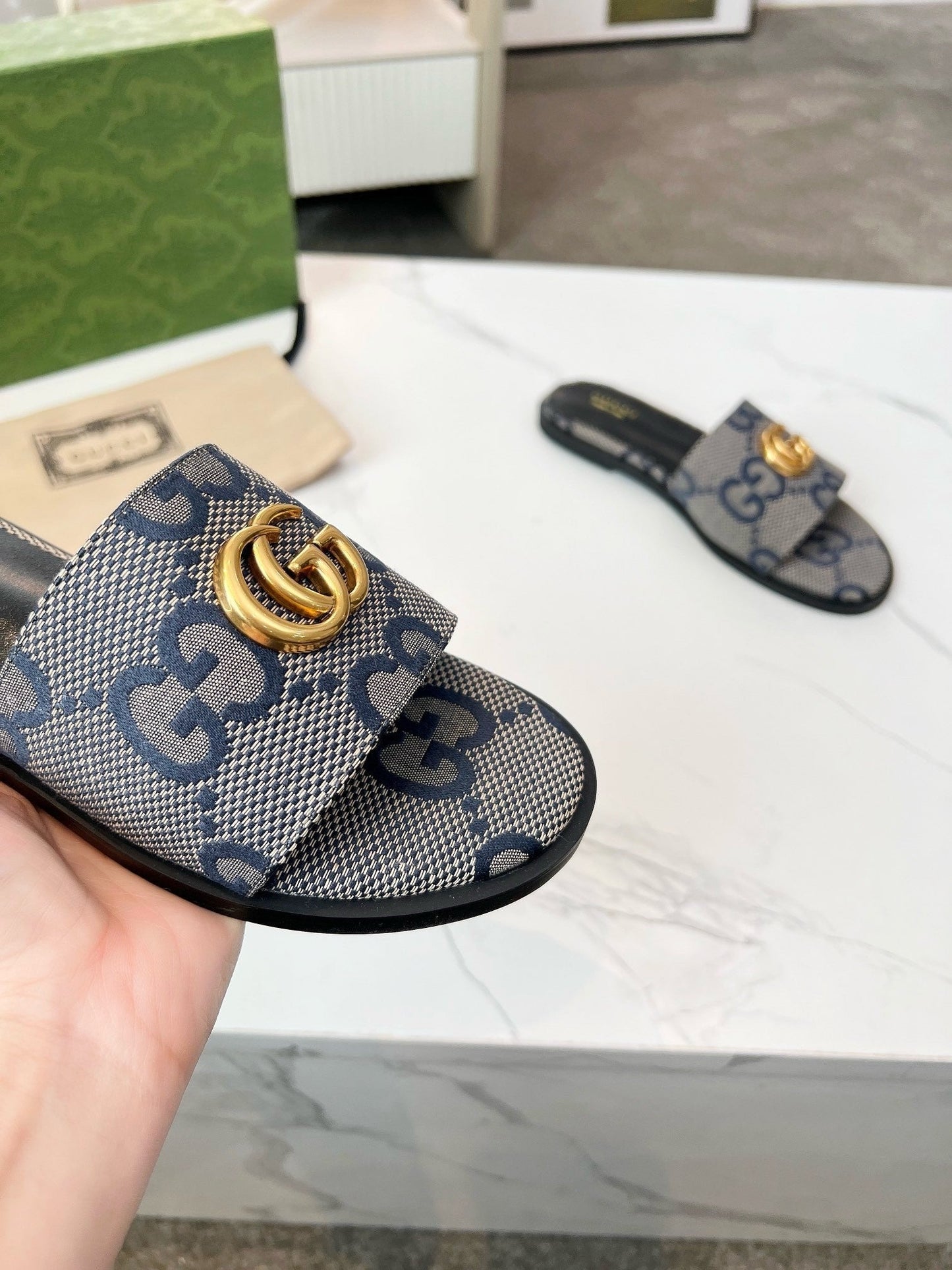 Women's flat sandals