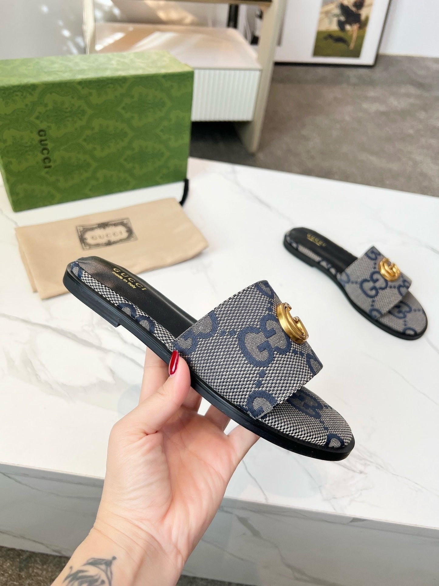 Women's flat sandals