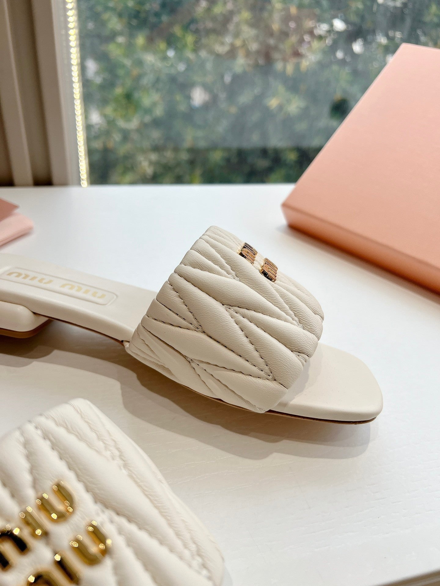 Women's flat sandals