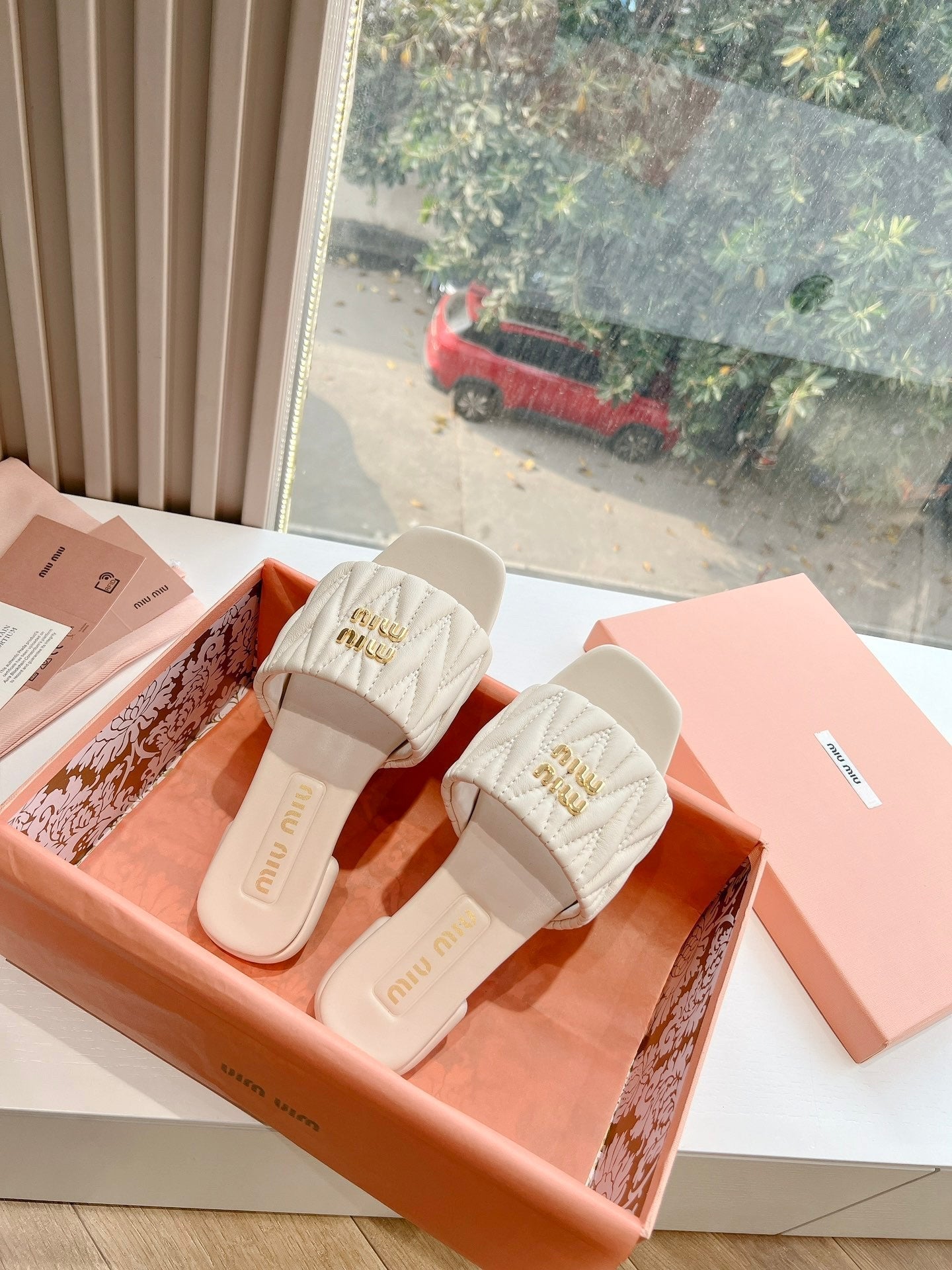Women's flat sandals