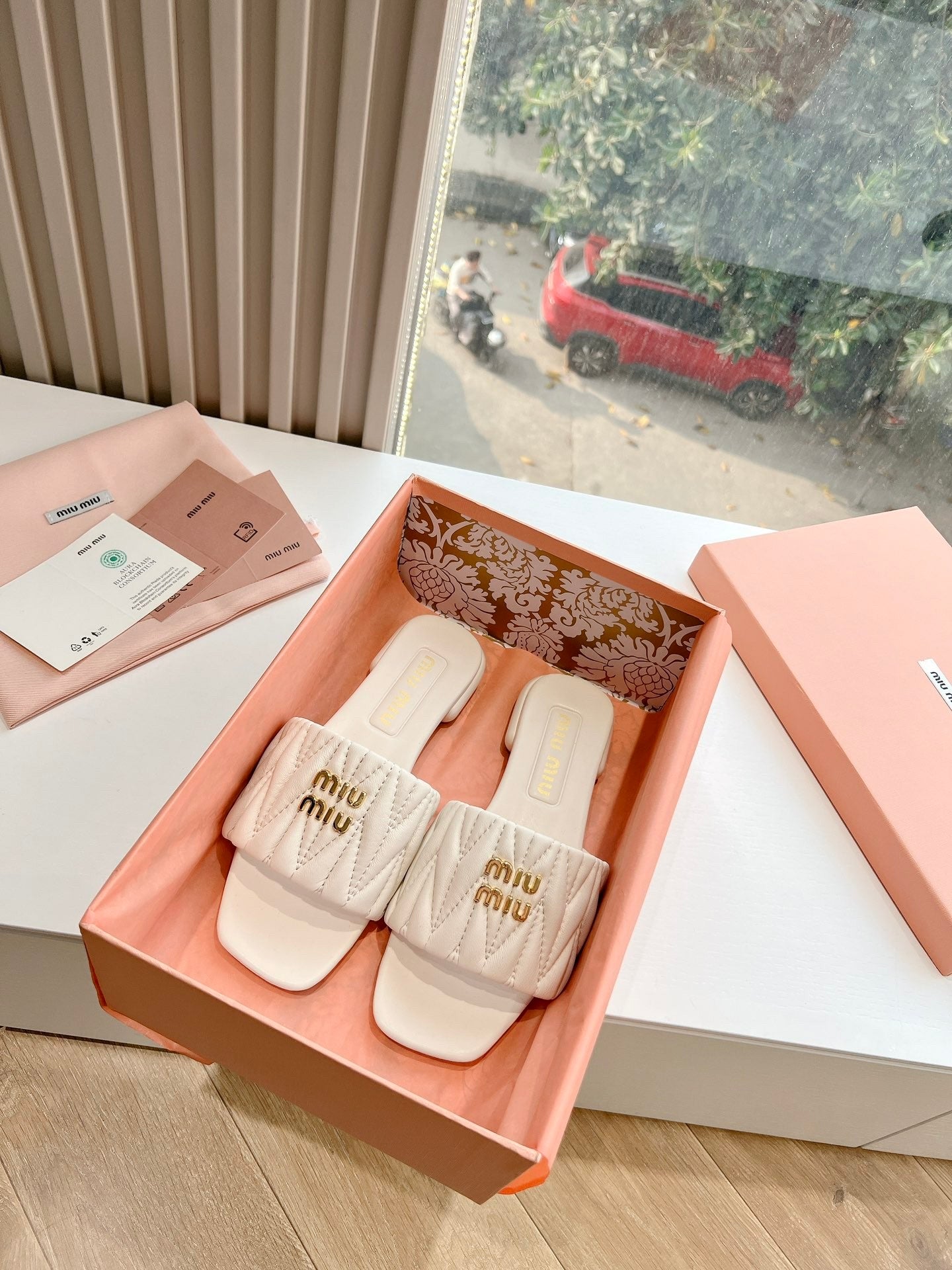 Women's flat sandals