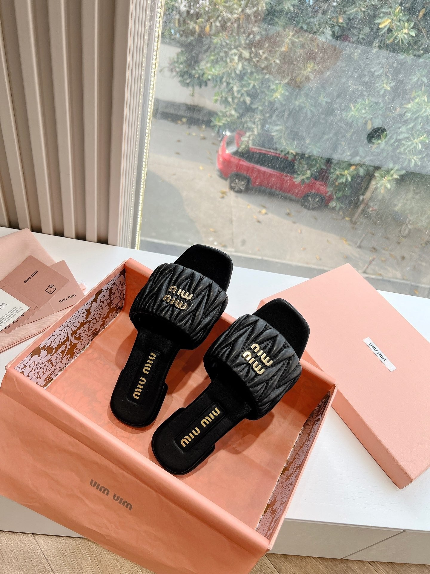 Women's flat sandals