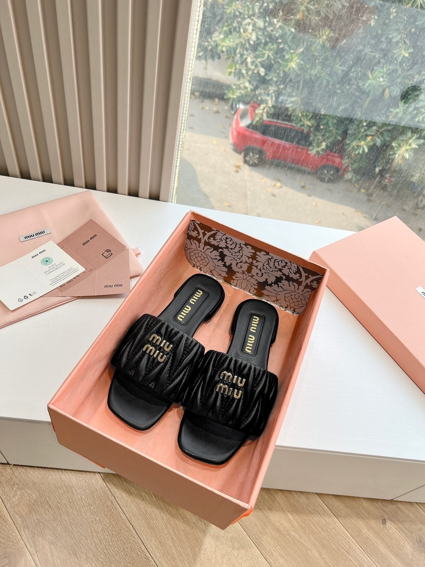 Women's flat sandals