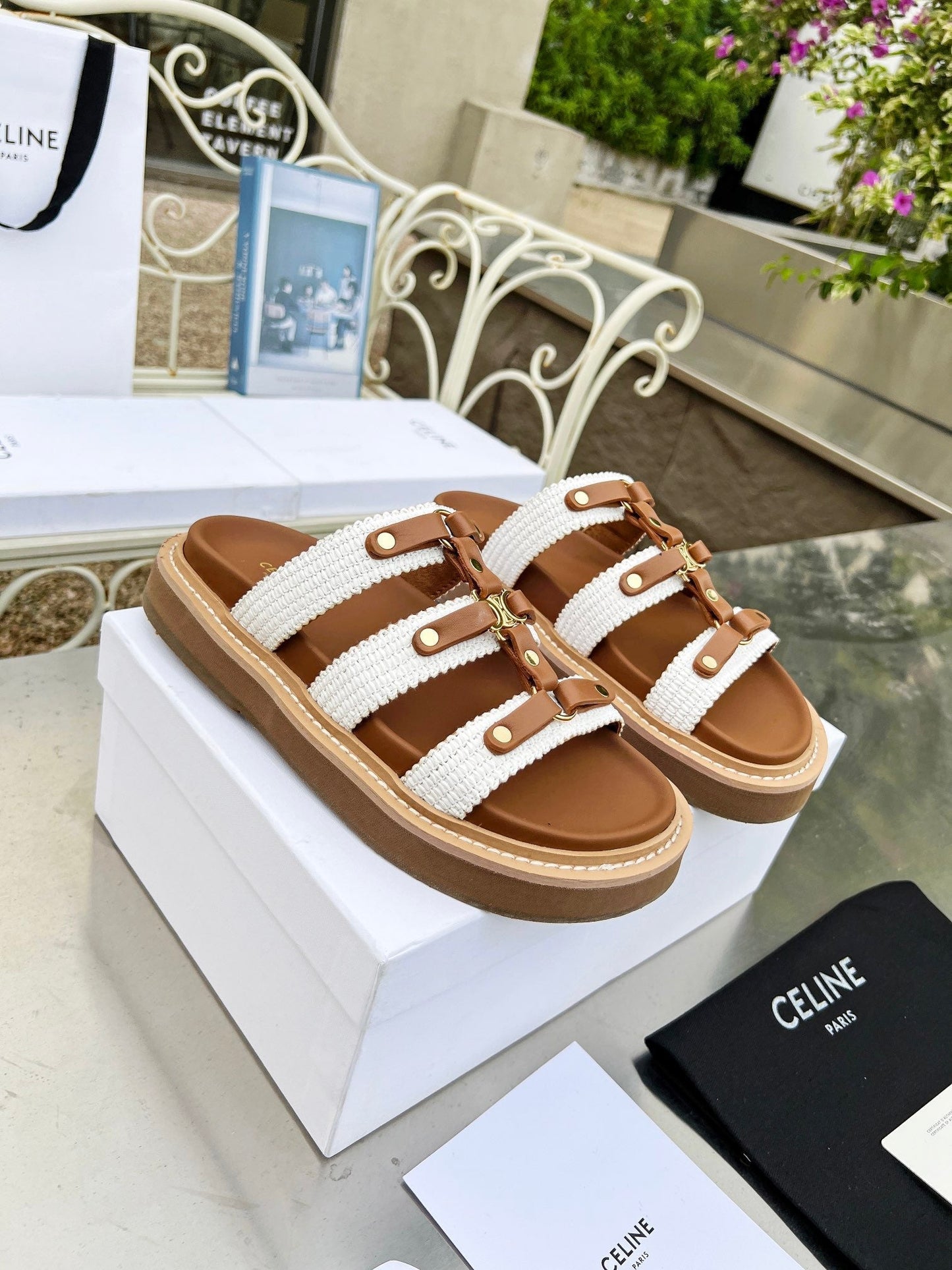 Women's flat sandals in two colors