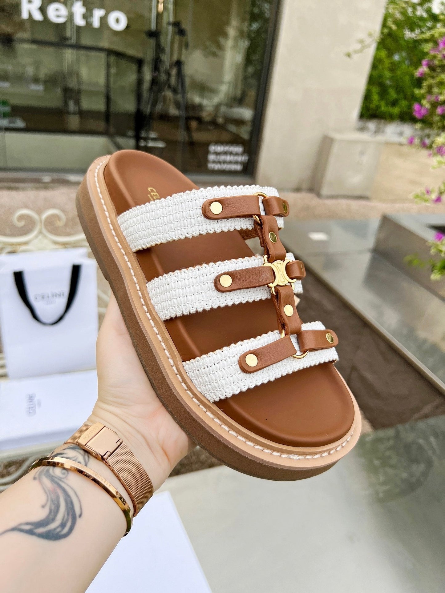 Women's flat sandals in two colors