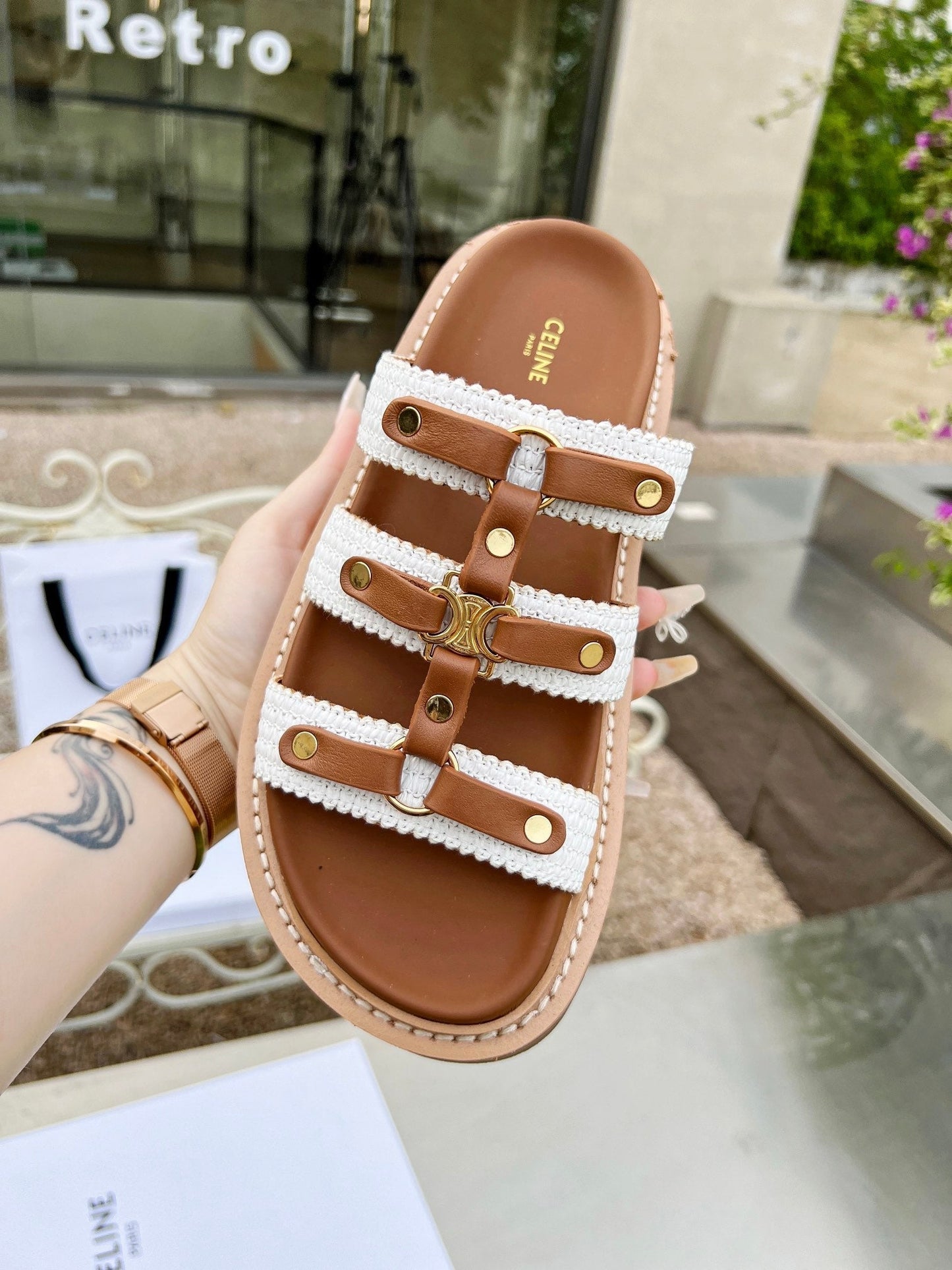 Women's flat sandals in two colors