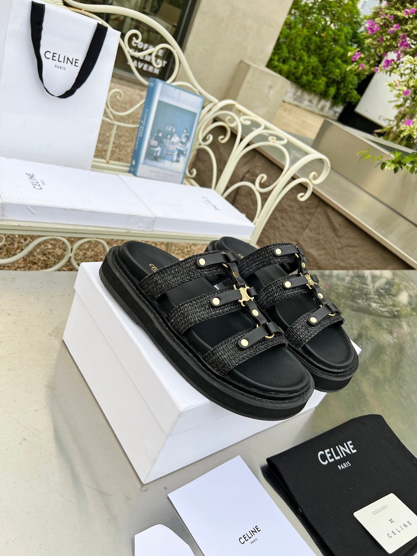 Women's flat sandals in two colors