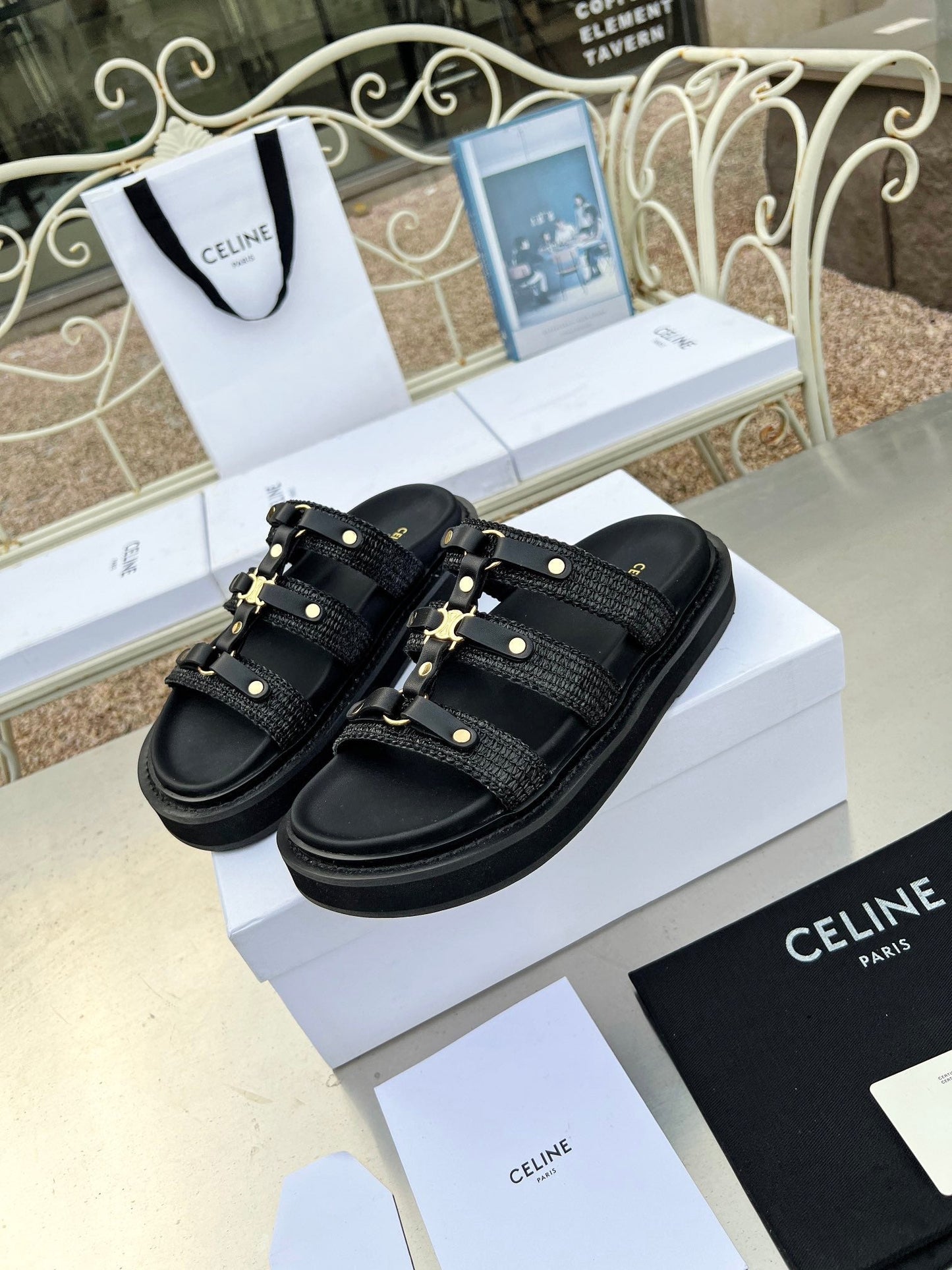Women's flat sandals in two colors