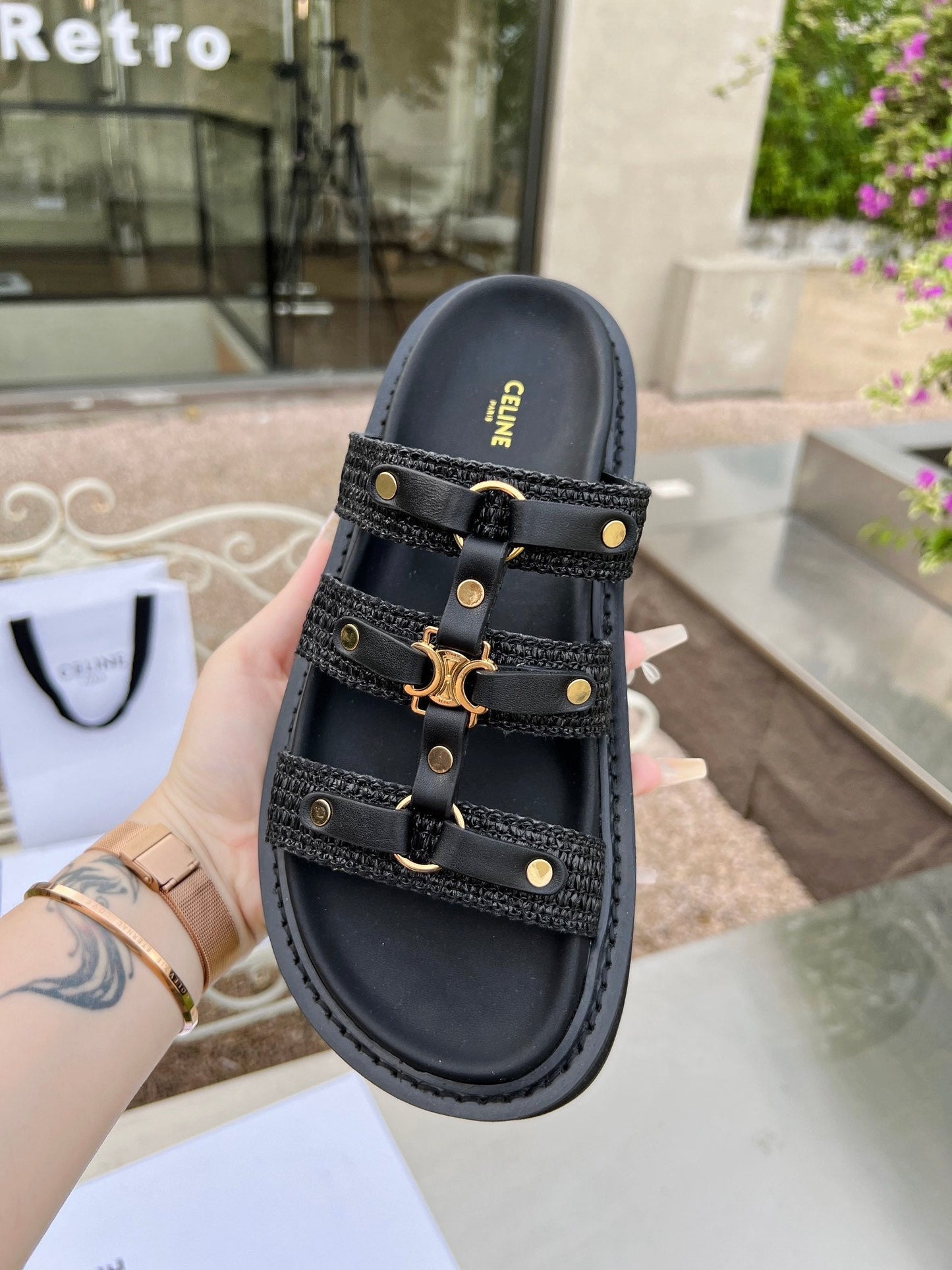 Women's flat sandals in two colors
