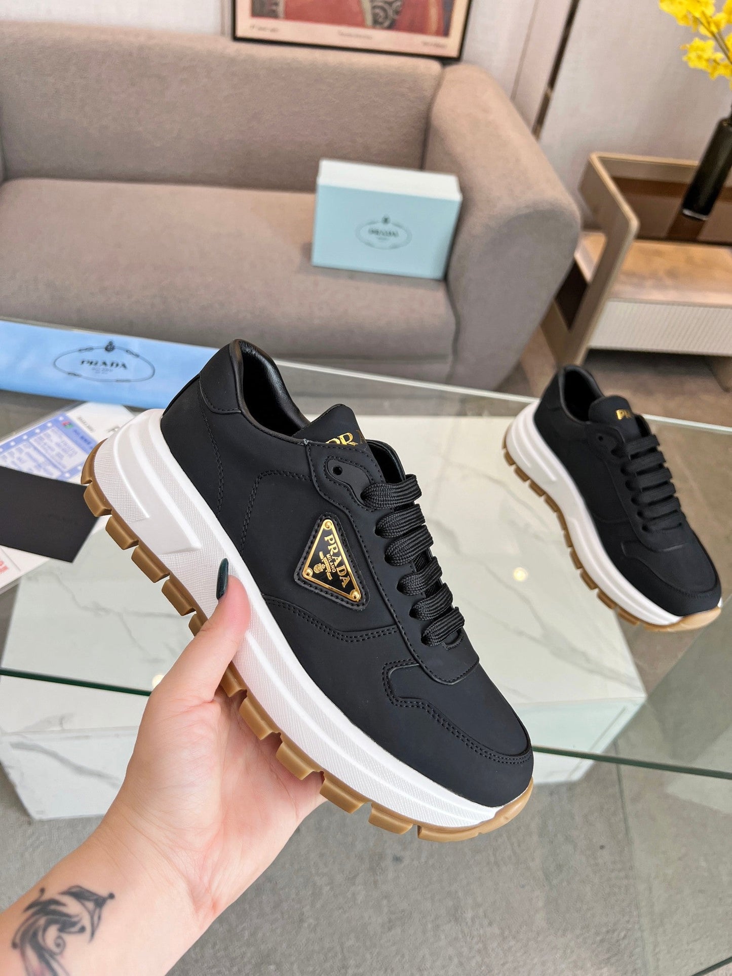 Fashion sneakers in two colors