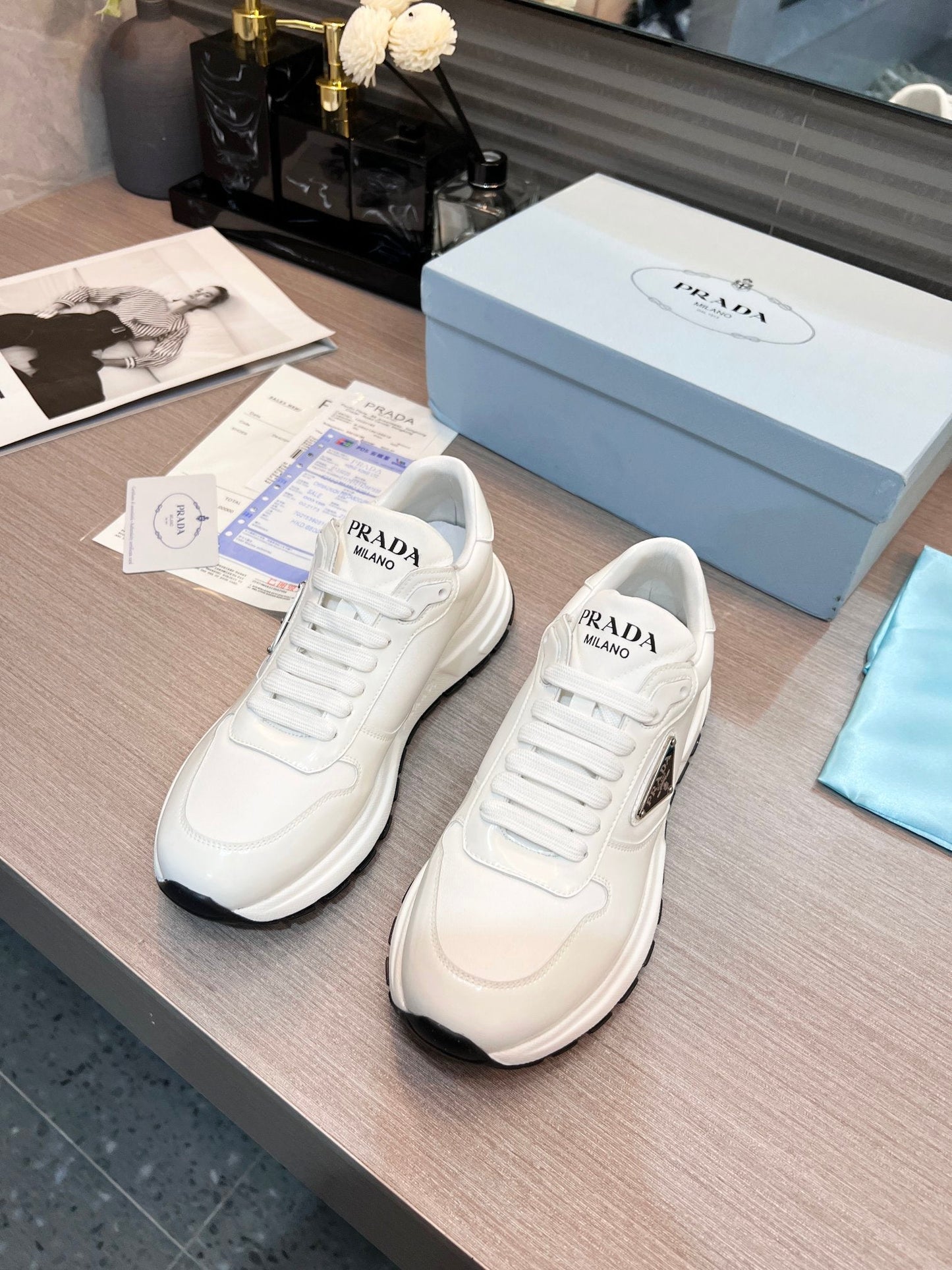 Fashion casual shoes in two colors