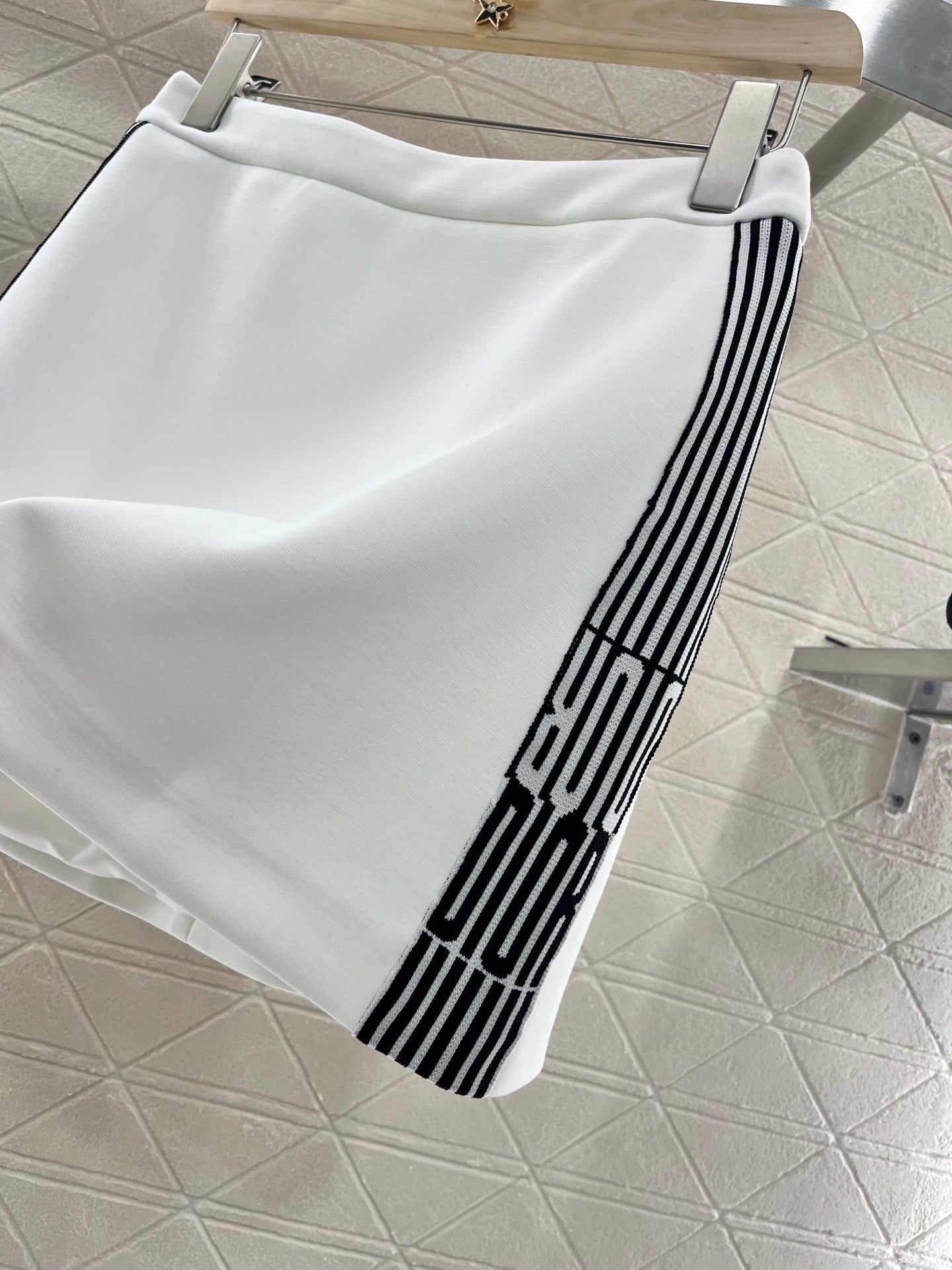 New short-sleeved top and skirt set