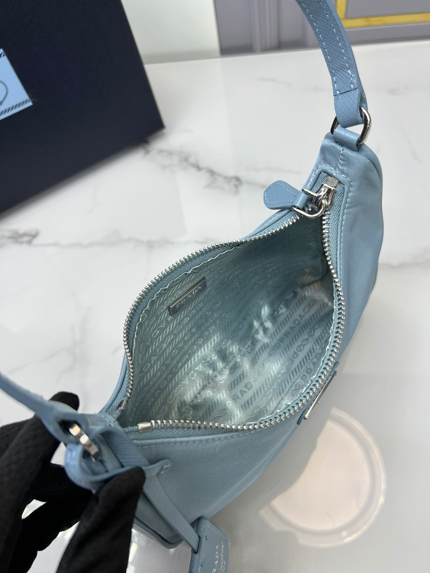 Fashionable and versatile underarm bag