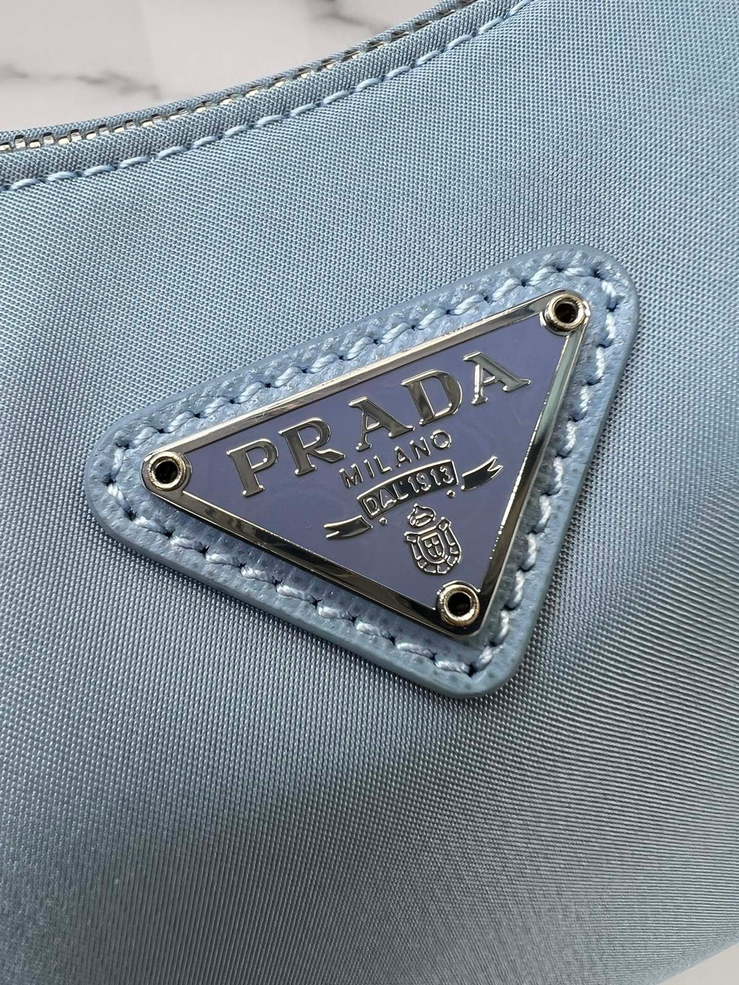 Fashionable and versatile underarm bag