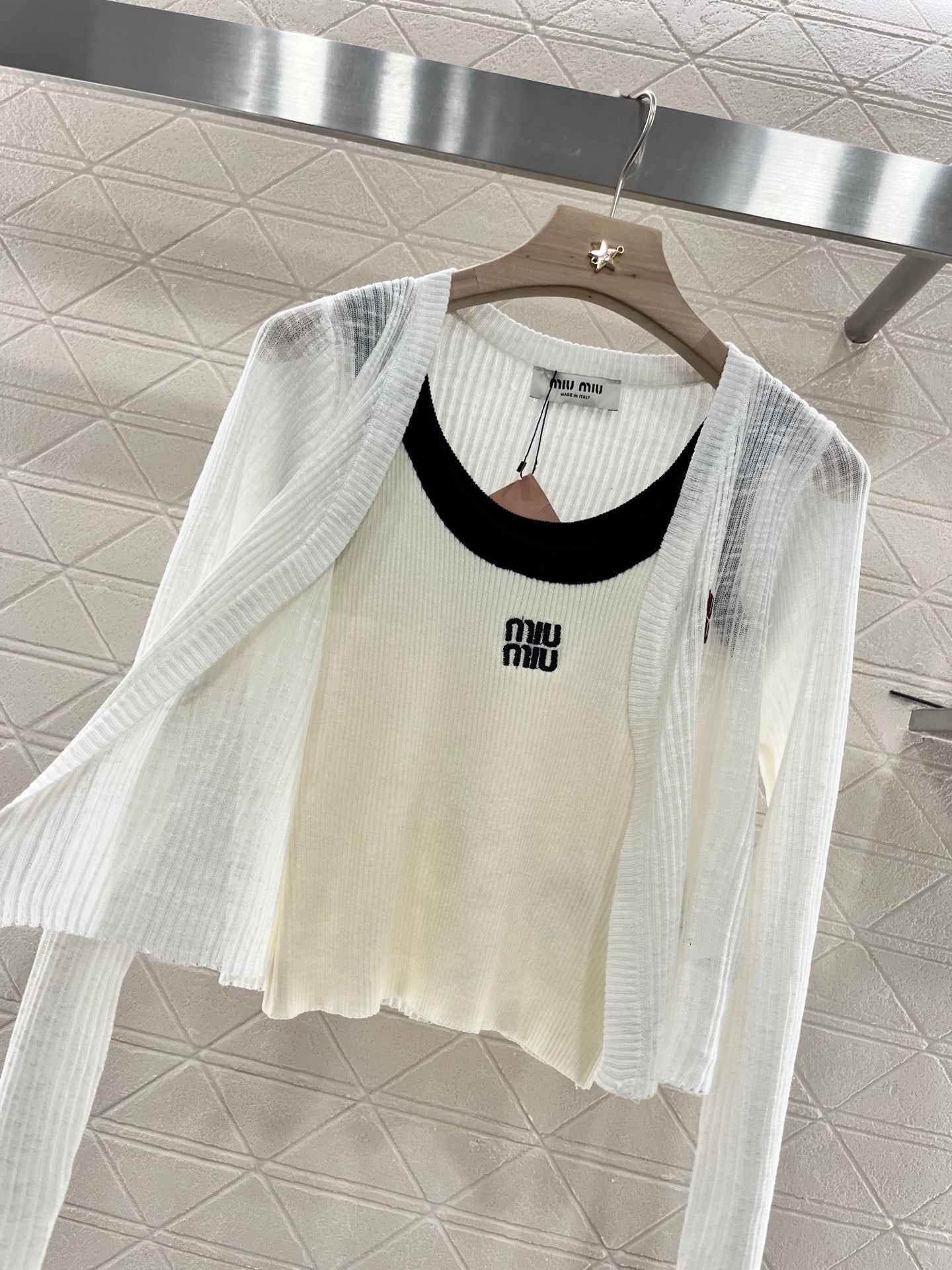 New knitted cardigan and suspenders in three colors