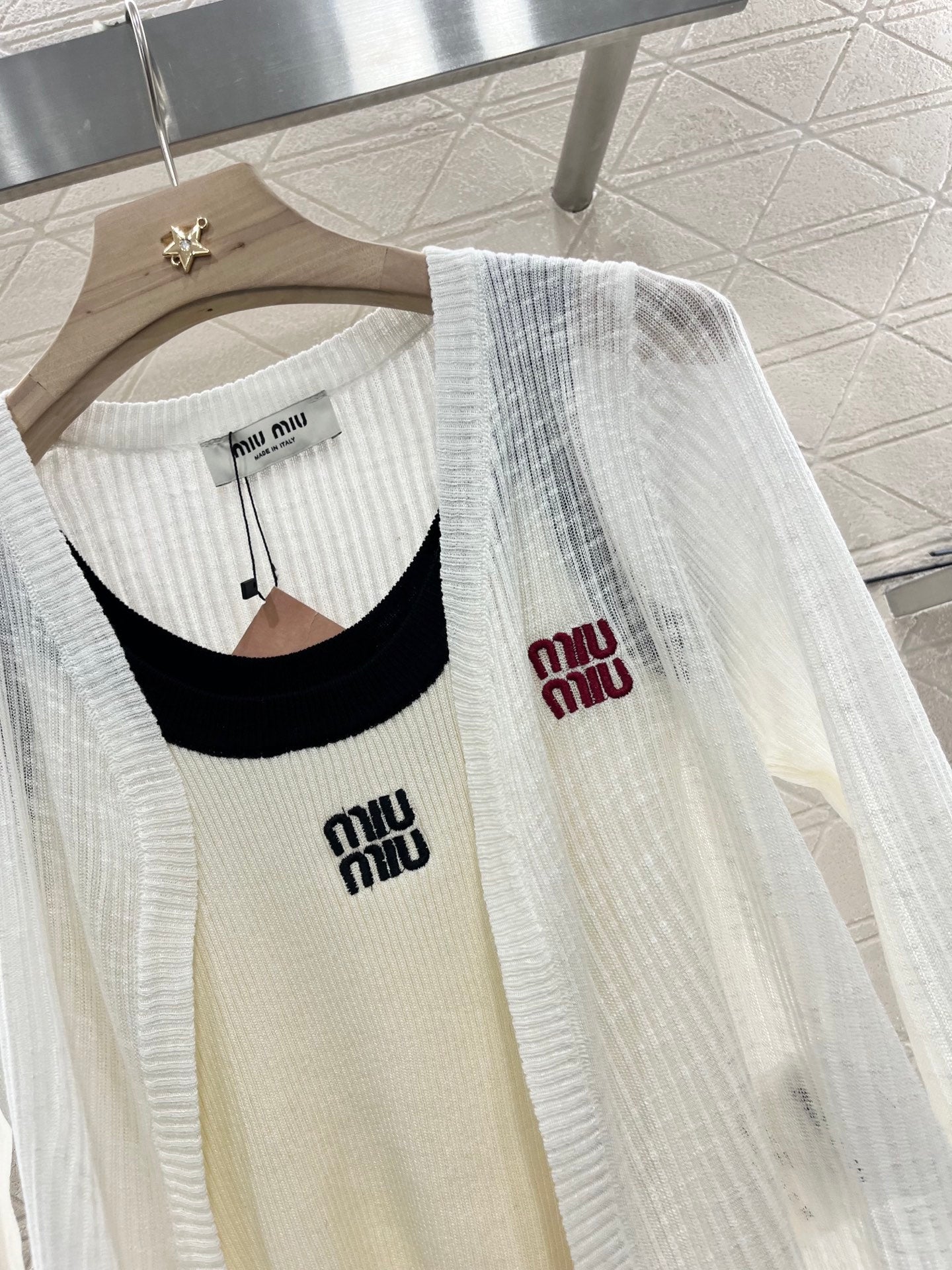 New knitted cardigan and suspenders in three colors