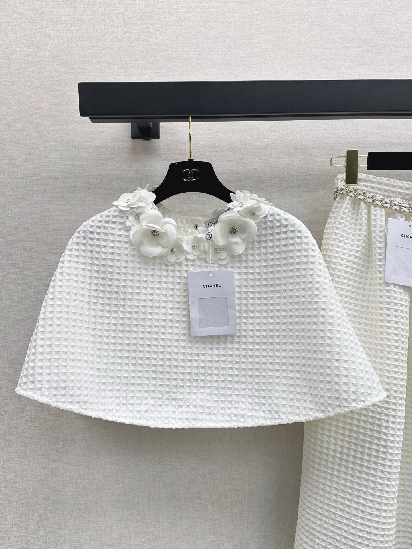 25ss three-dimensional flower decorated cape top + skirt