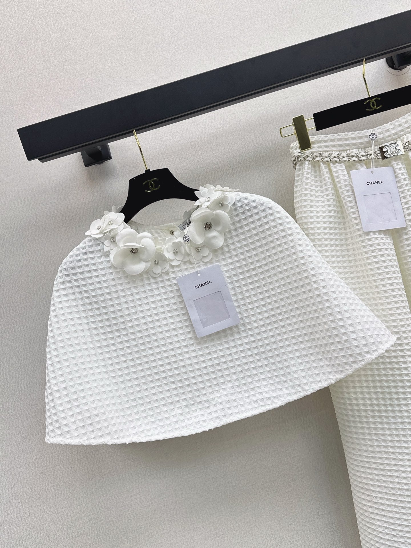 25ss three-dimensional flower decorated cape top + skirt