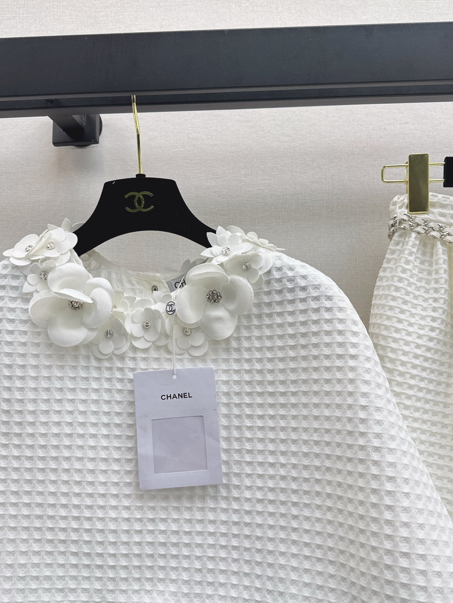 25ss three-dimensional flower decorated cape top + skirt