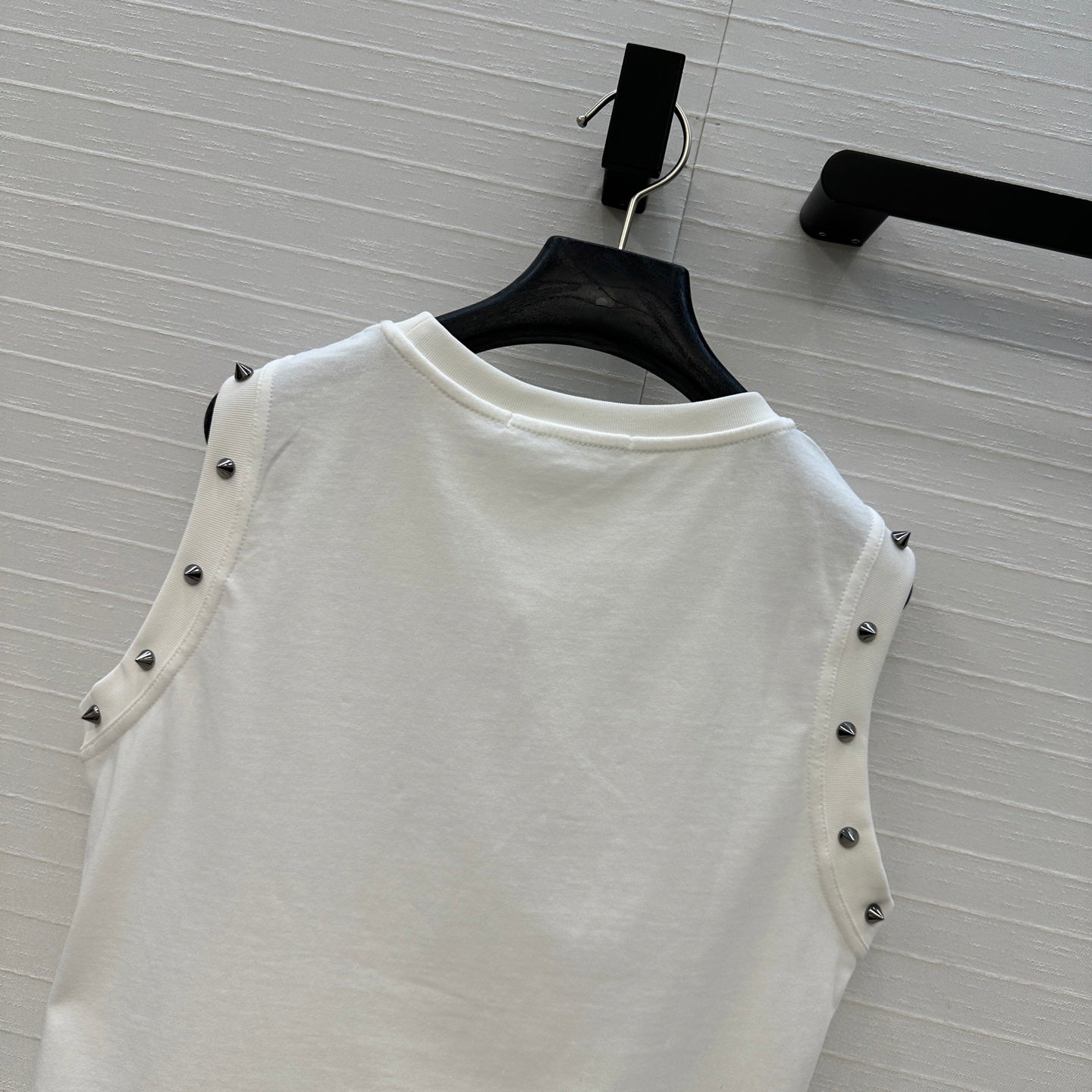 25ss rivet-embellished sleeve vest