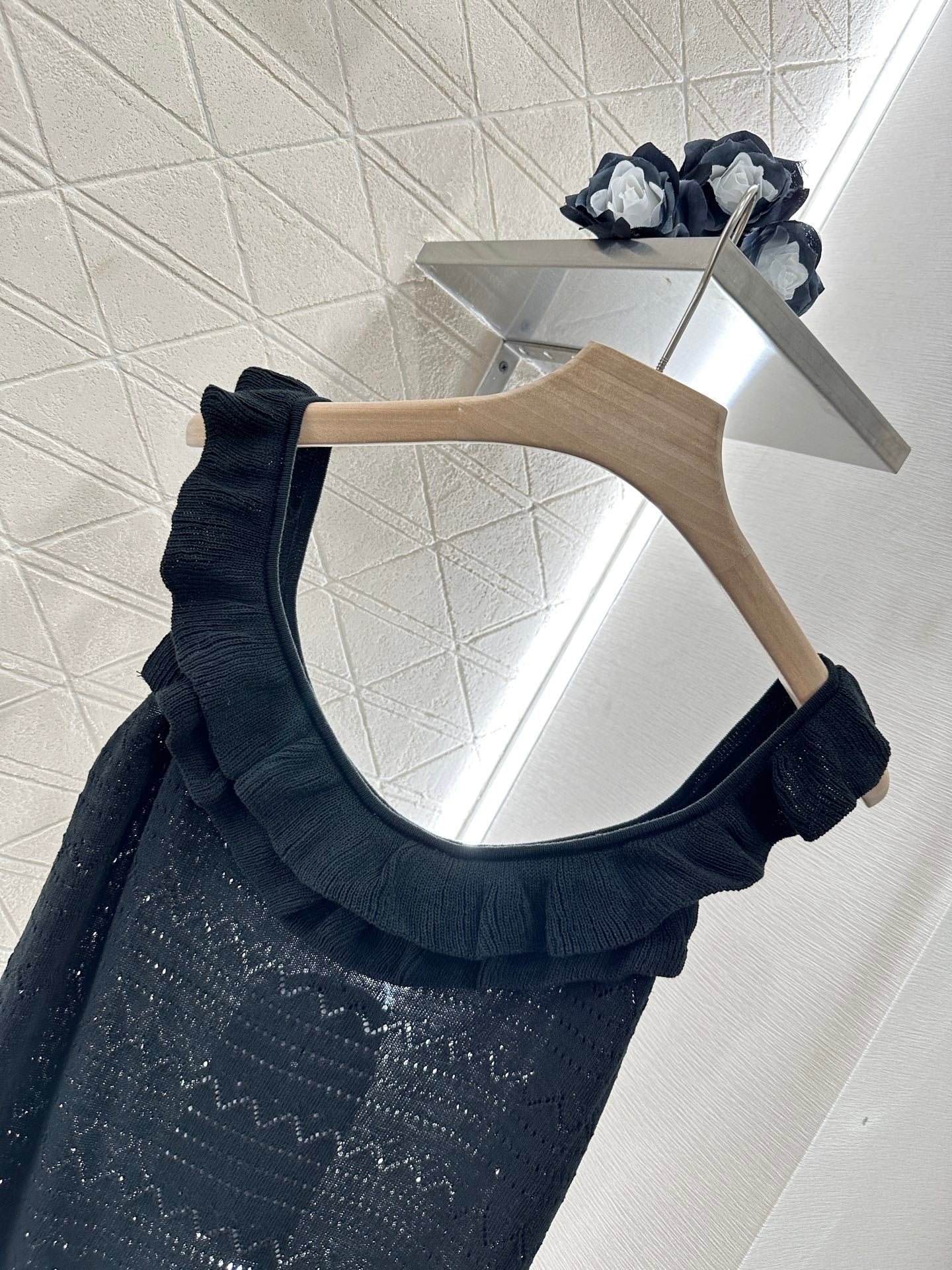 25ss round neck ruffled knitted vest