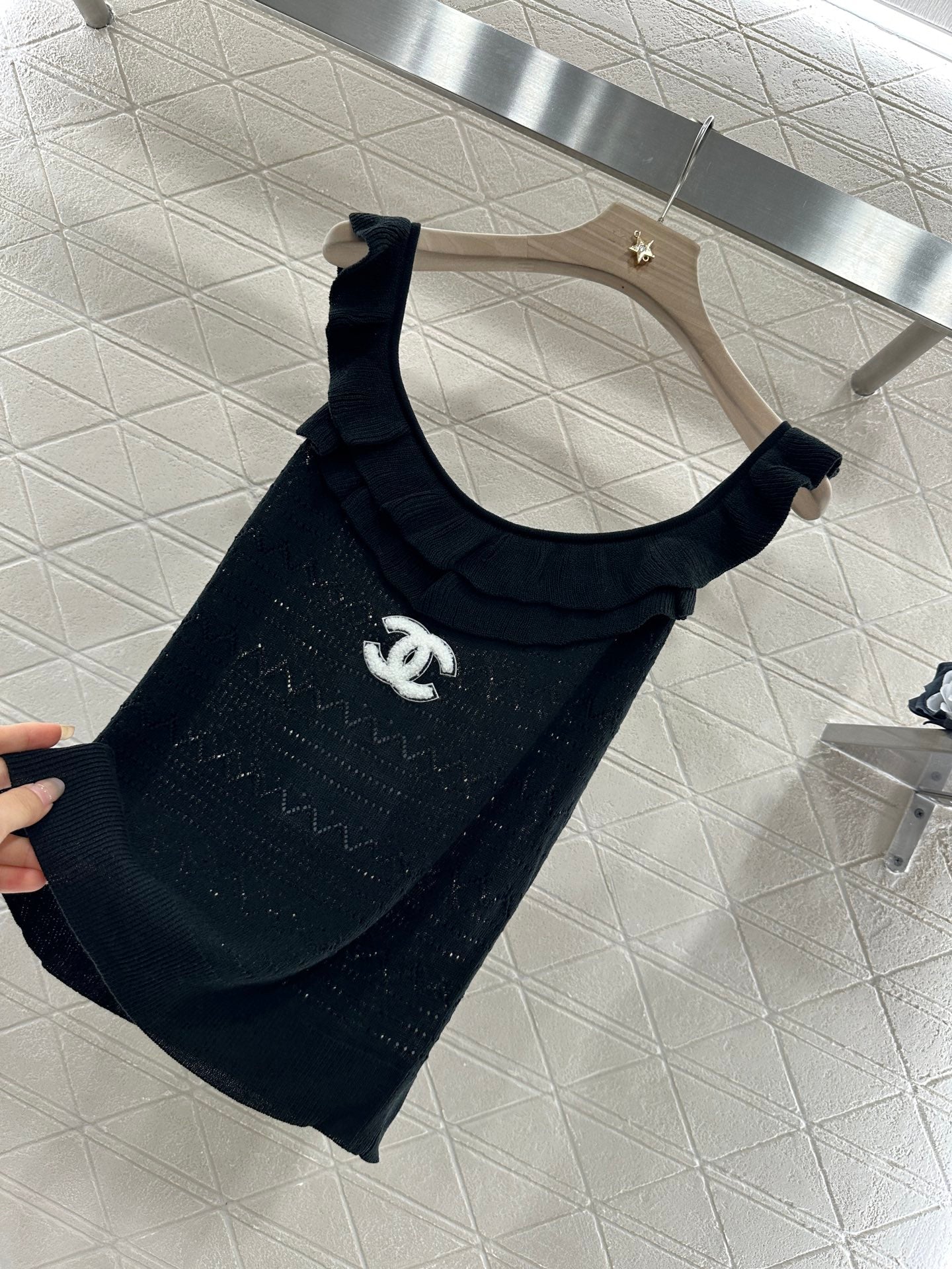 25ss round neck ruffled knitted vest
