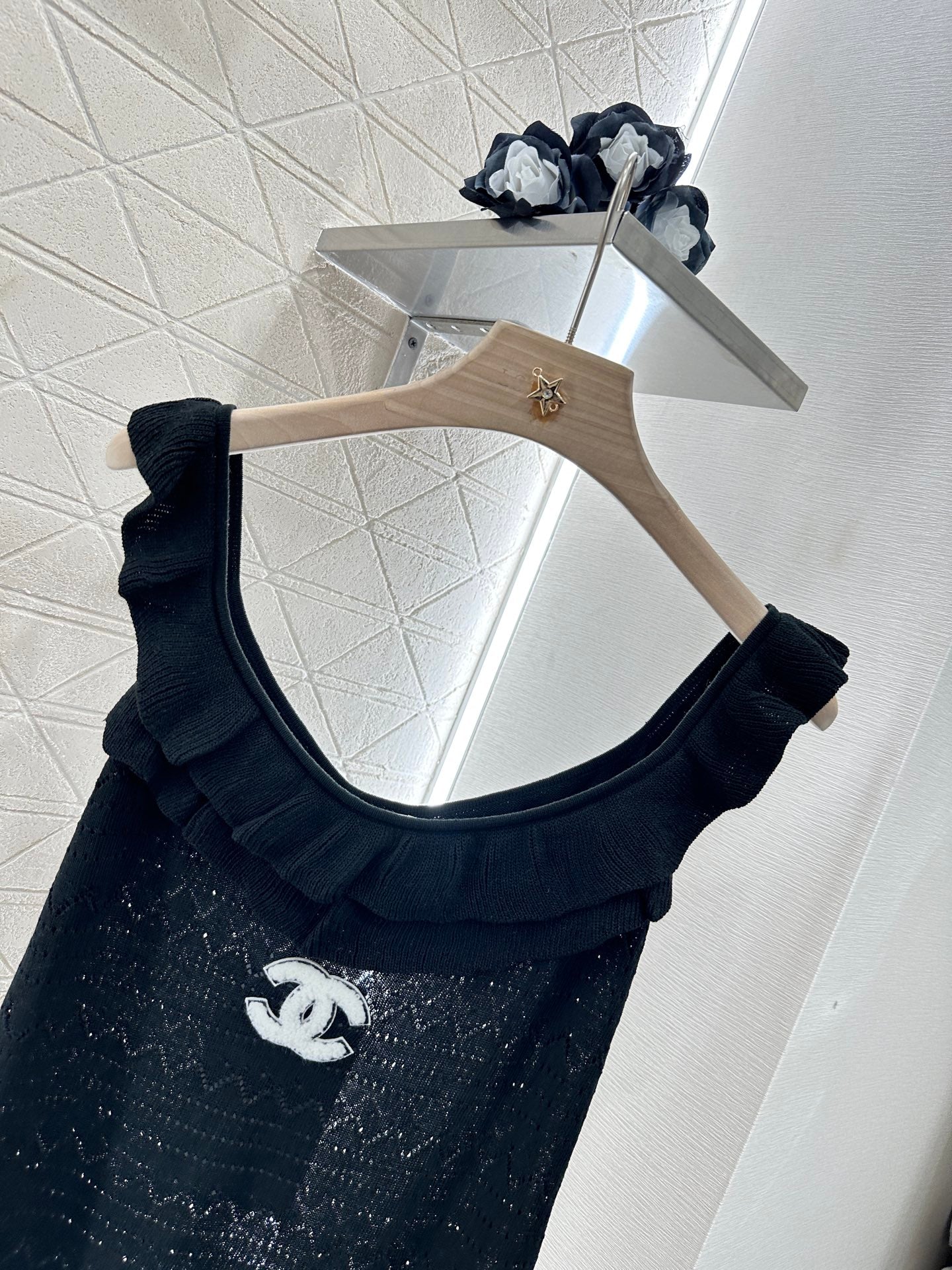 25ss round neck ruffled knitted vest