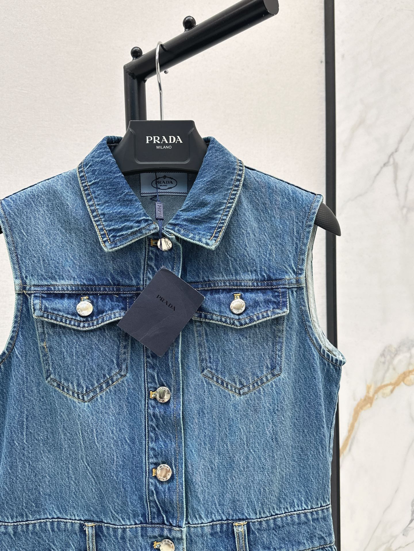 25ss classic triangle logo embellished sleeveless denim dress