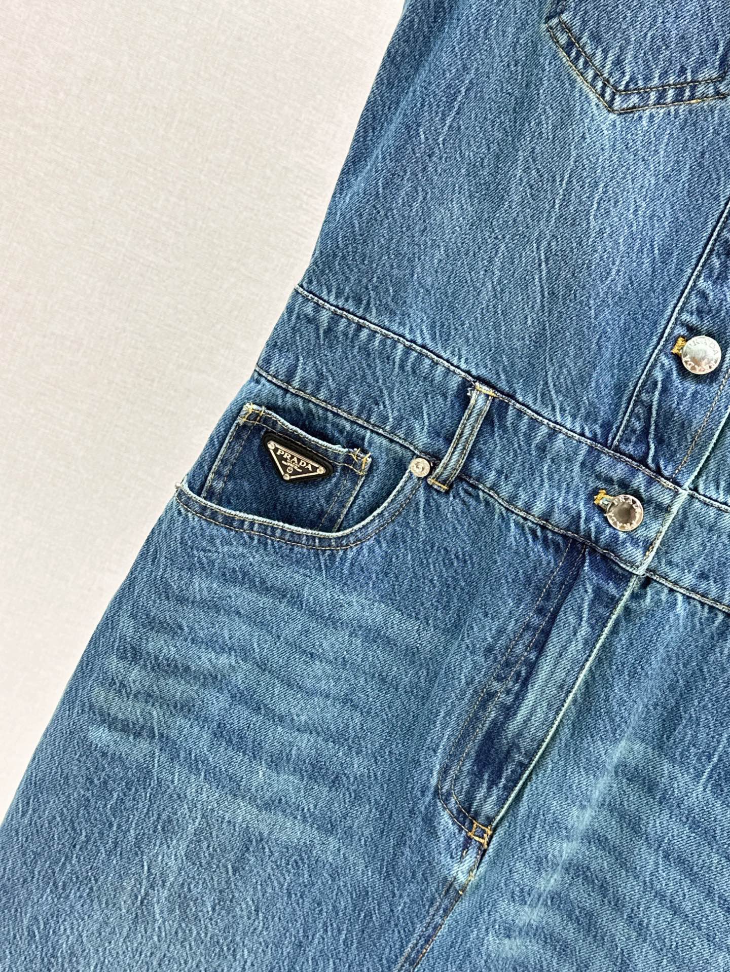 25ss classic triangle logo embellished sleeveless denim dress