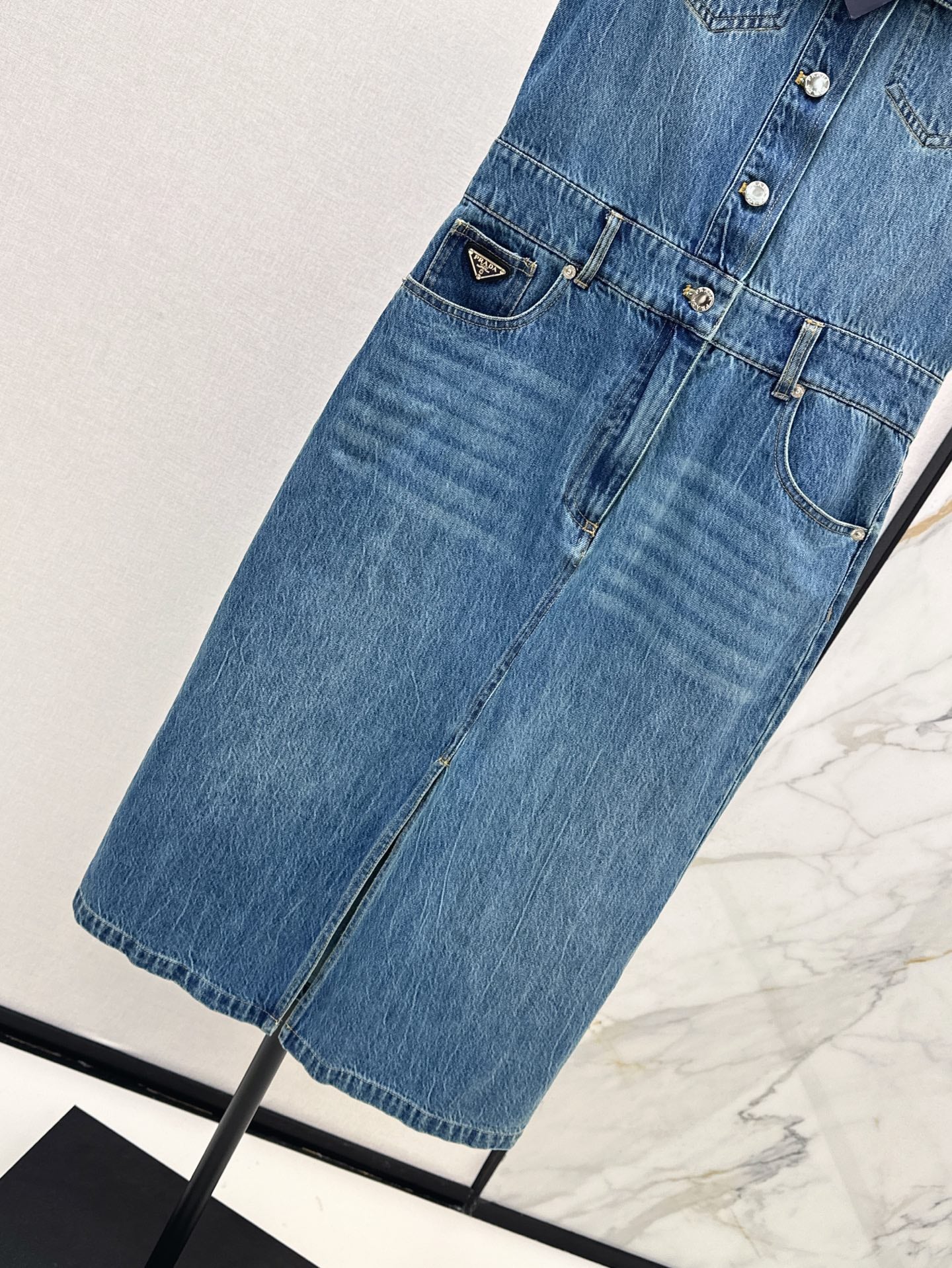25ss classic triangle logo embellished sleeveless denim dress