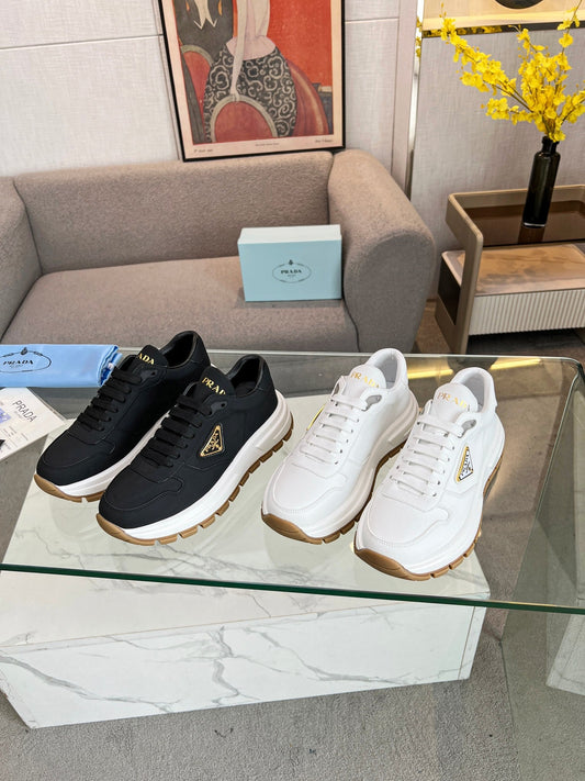 Fashion sneakers in two colors