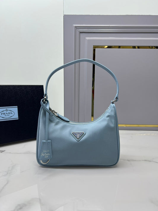 Fashionable and versatile underarm bag