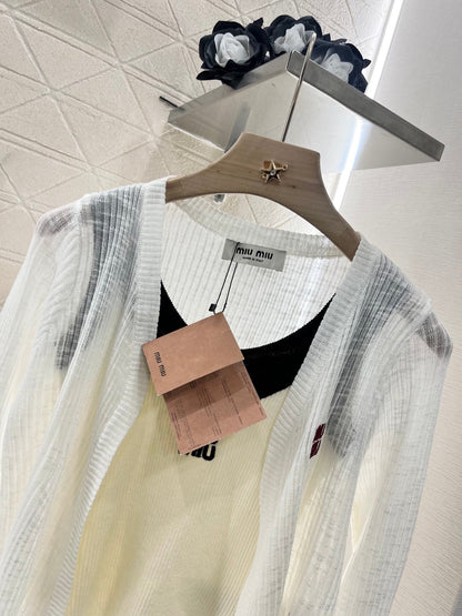 New knitted cardigan and suspenders in three colors