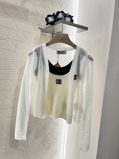 New knitted cardigan and suspenders in three colors